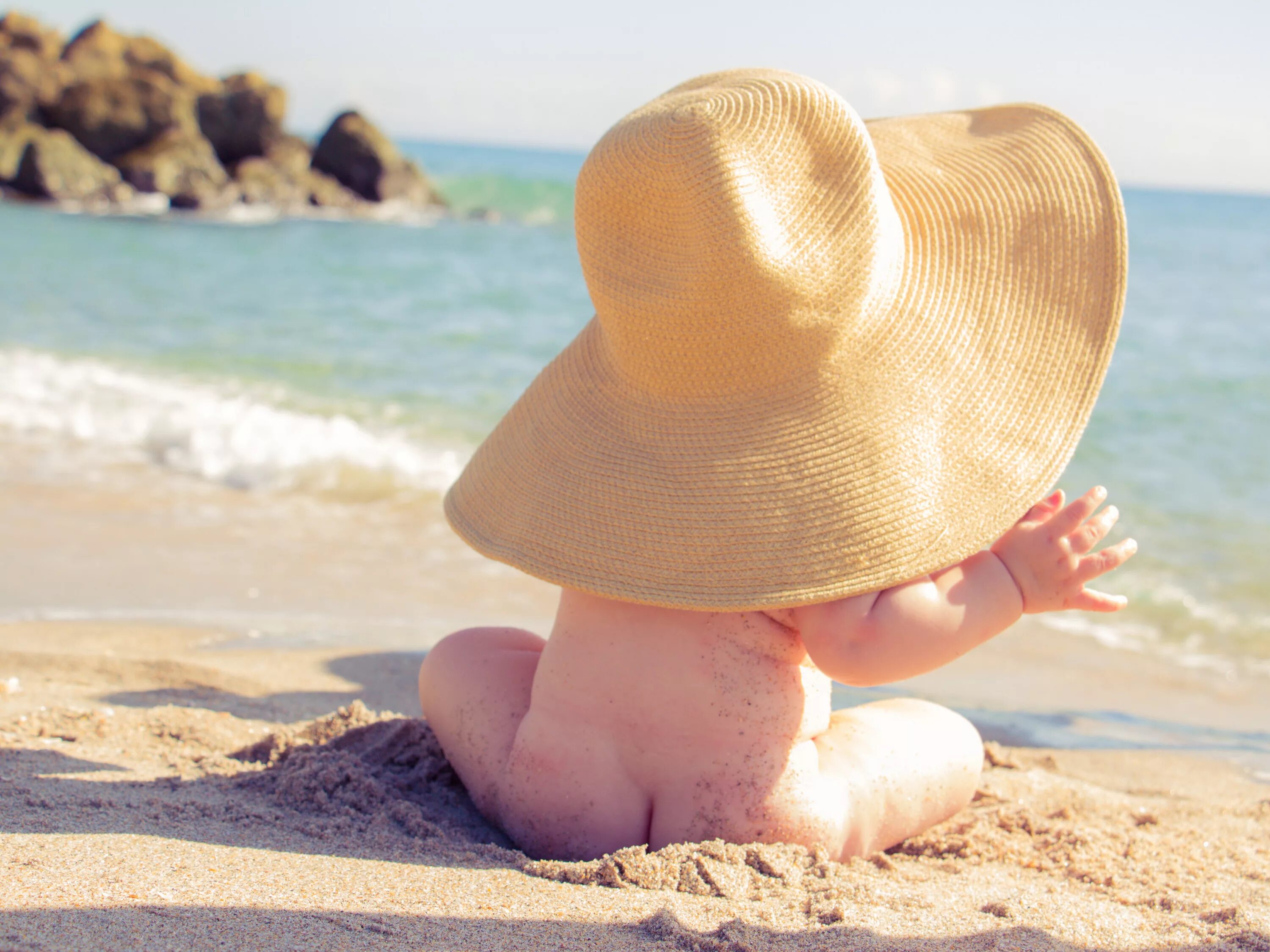 Море песок ребенок. Дети на море. Малыш на море. Малыш на пляже. Детская фотосессия на море.