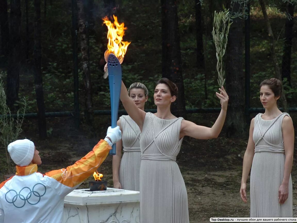 церемония зажжения огня. олимпия зажжение огня. зажжение олимпийского огня 2022. олимпия зажжение олимпийского огня. ритуал зажжения олимпийского огня в греции.
