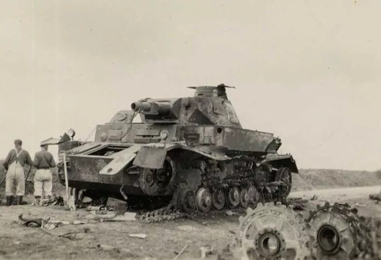 Подбитая немецкая техника. Танк Panzer 3 подбитый. PZ 2 подбитый. Подбитый немецкий танк т-4.