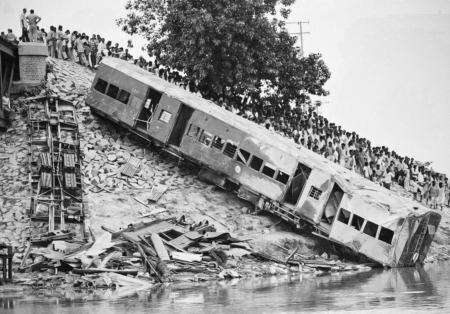 Какая самая крупная катастрофа. Катастрофа Улу Теляк 1989. 6 Июня 1981 крушение поезда. Крушение поезда в штате Бихар.