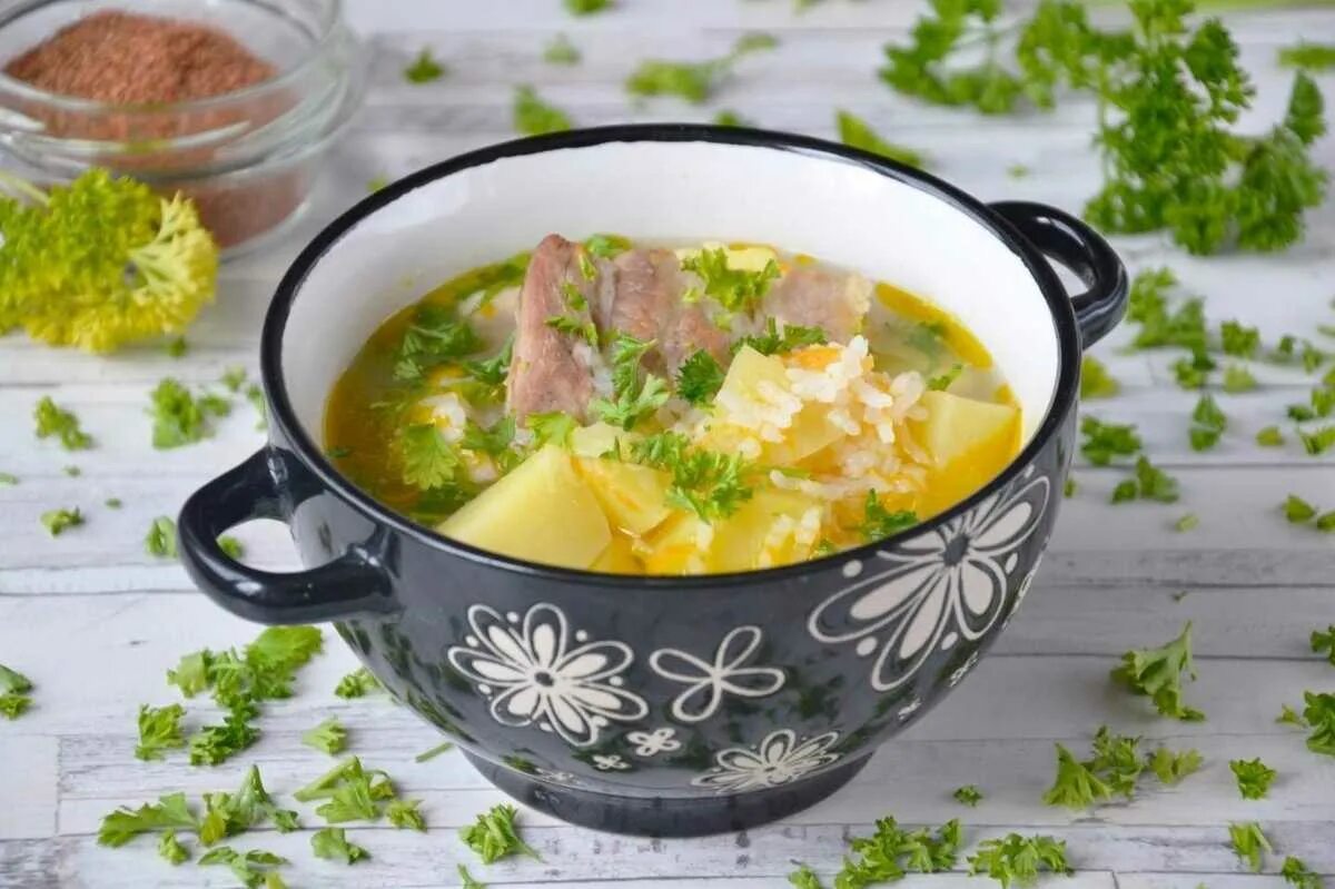 Простой суп с мясом свинины. Суп с рёбрышками свиными. суп со свининой. суп со свининой и картошкой. суп на свином бульоне.