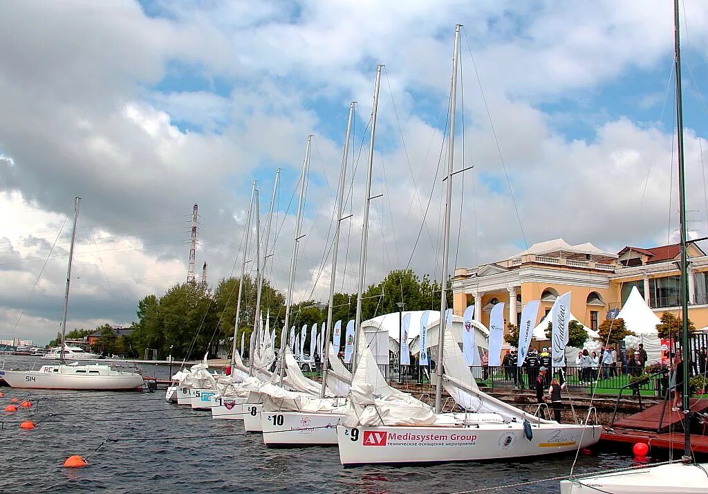 Яхт-клуб royal yacht club москва. Яхт клуб на водном стадионе. Ресторан причал водный стадион. Яхта в москве. Прибрежная 5, яхт-клуб «фарватер.