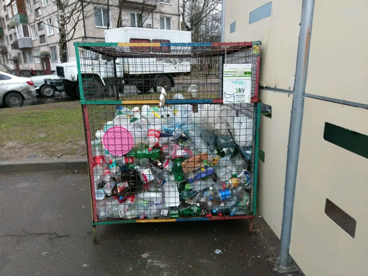 контейнер для сбора пэт бутылок. контейнер для сбора подбутылок. ящик для сбора пластиковых бутылок. контейнер для пластиковых бутылок. мусорка для пластиковых бутылок.