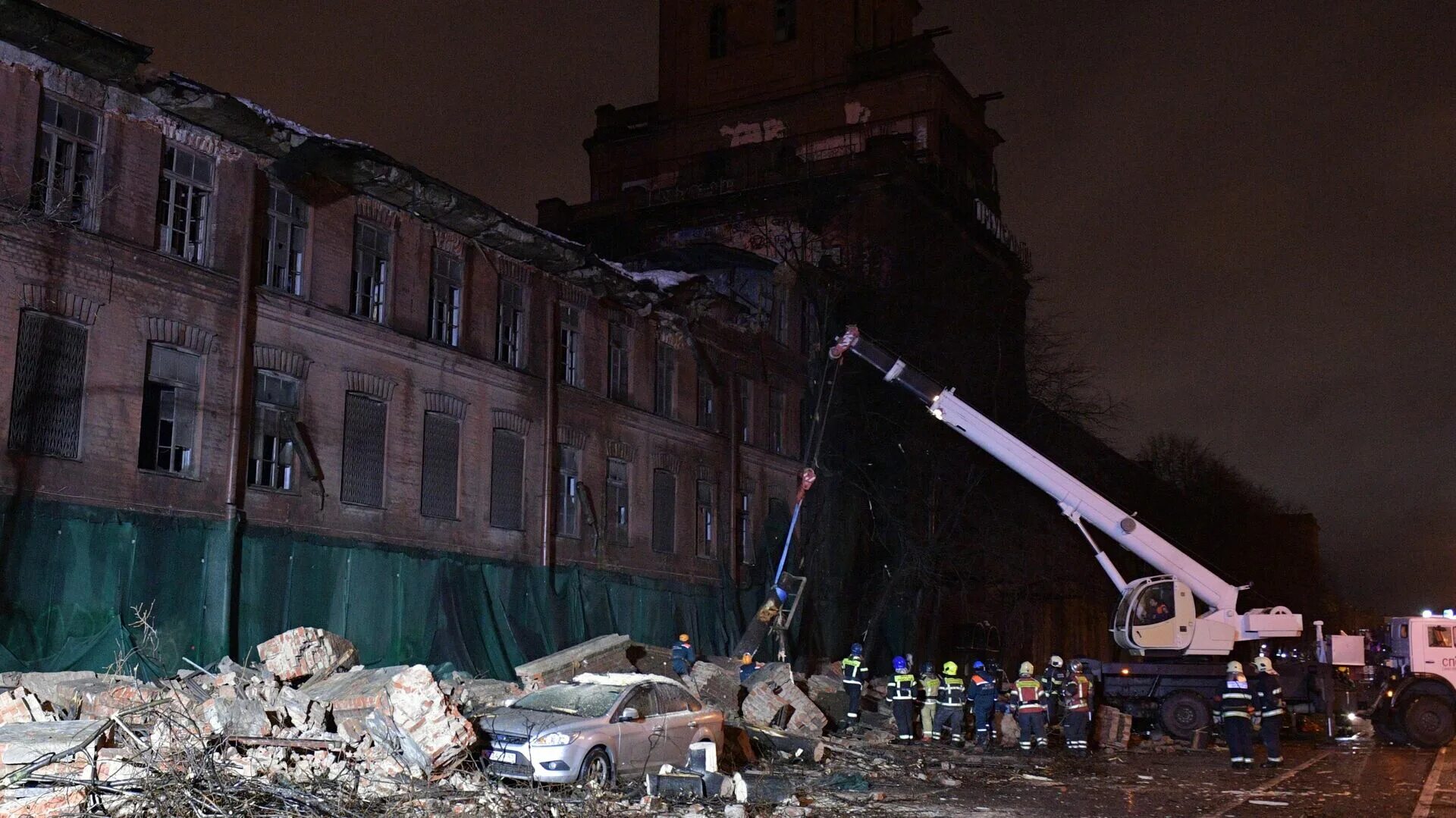 Разрушенный санкт петербург. Красный треугольник СПБ обрушение. Завод красный треугольник в Санкт-Петербурге. Красный треугольник на Обводном канале. Обрушение фасада красного треугольника.