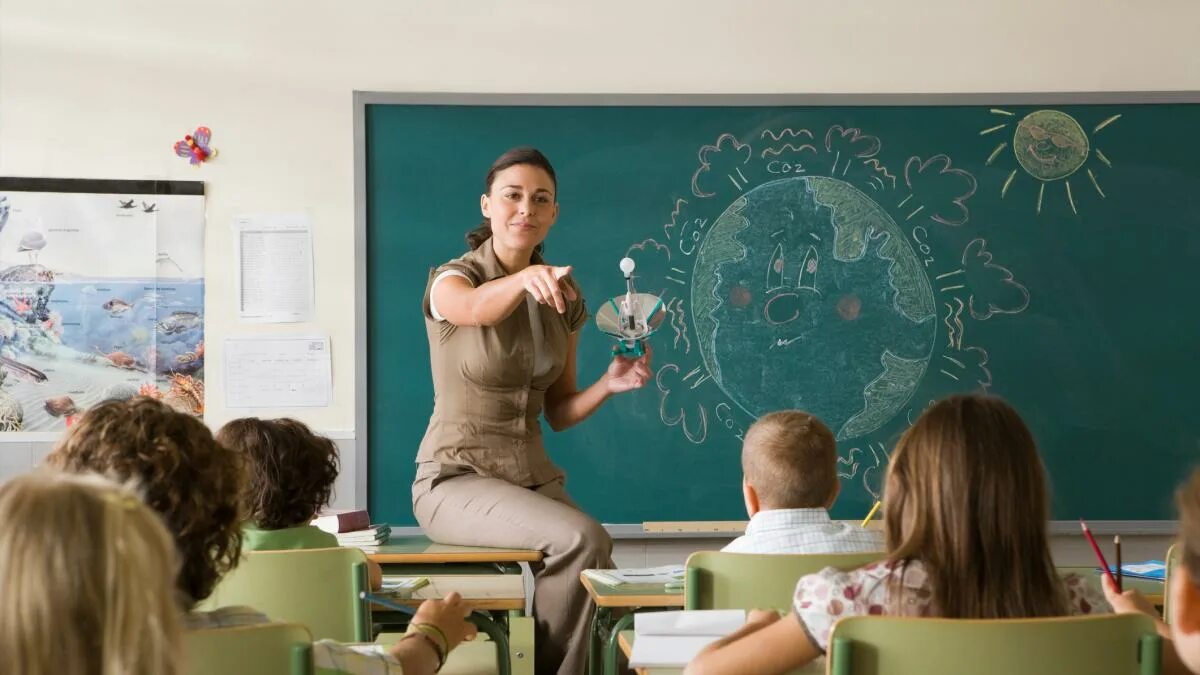 Tag teacher. Учитель объясняет ученику.