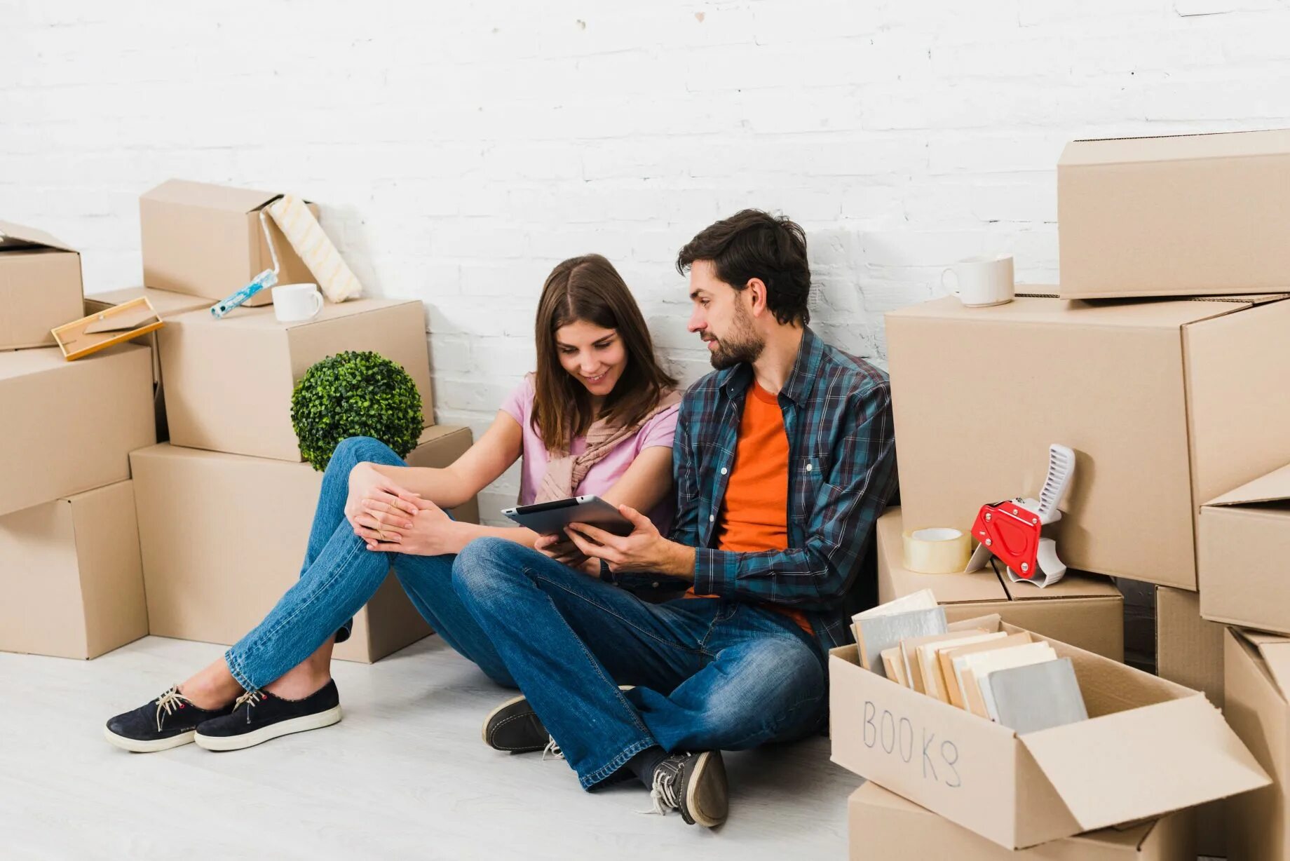 Title moving. Квартирный переезд. человек рядом с мебелью. moving company. девушка с картонной коробкой.