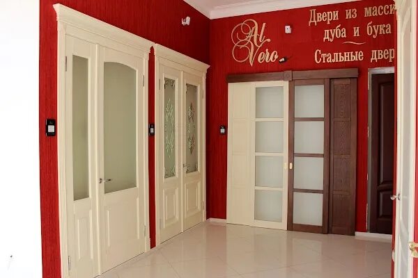Магазин дверей. Входная дверь в дом. Красная дверь челябинск. Красная металлическая дверь. Дизайнерские входные двери.