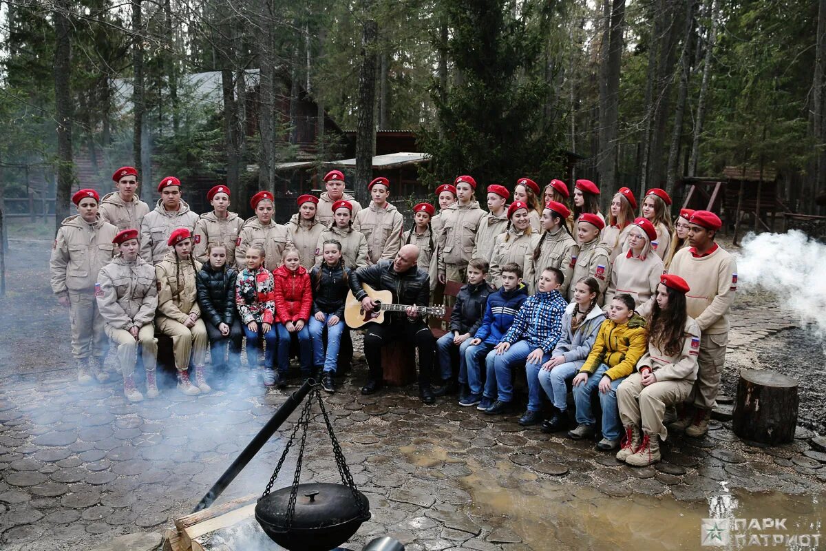 Погода село партизаны. Парк Патриот деревня Партизан. Партизанская деревня в парке Патриот Благовещенск. Партизанская деревня Кубинка. Парк Патриот в Подмосковье Партизанская деревня.