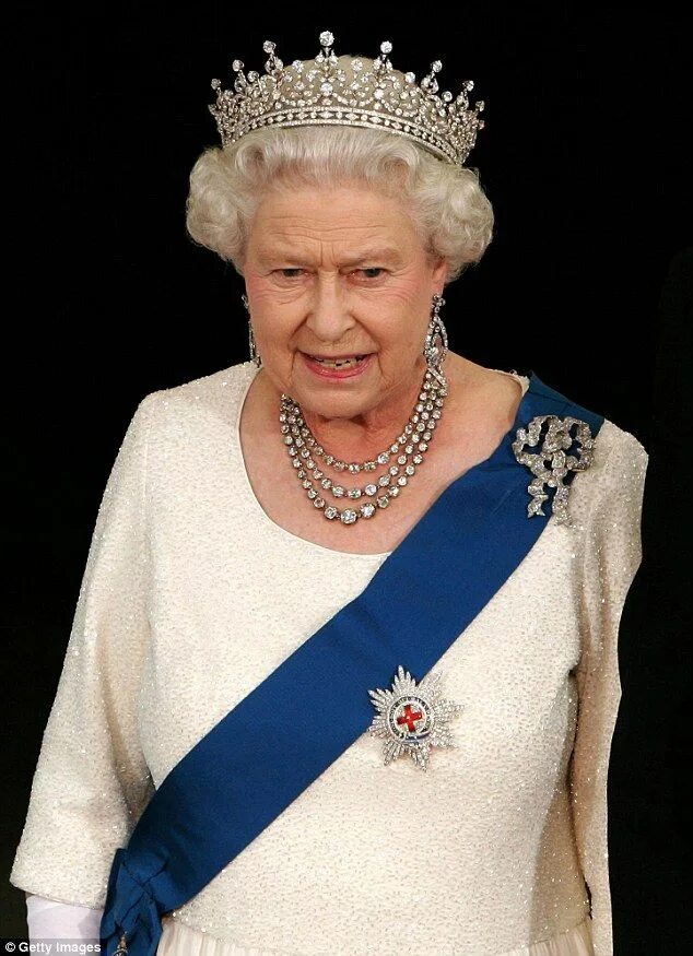 Украшения королевы Елизаветы. Голубая лента Елизаветы второй. Королева Британии с синей лентой.