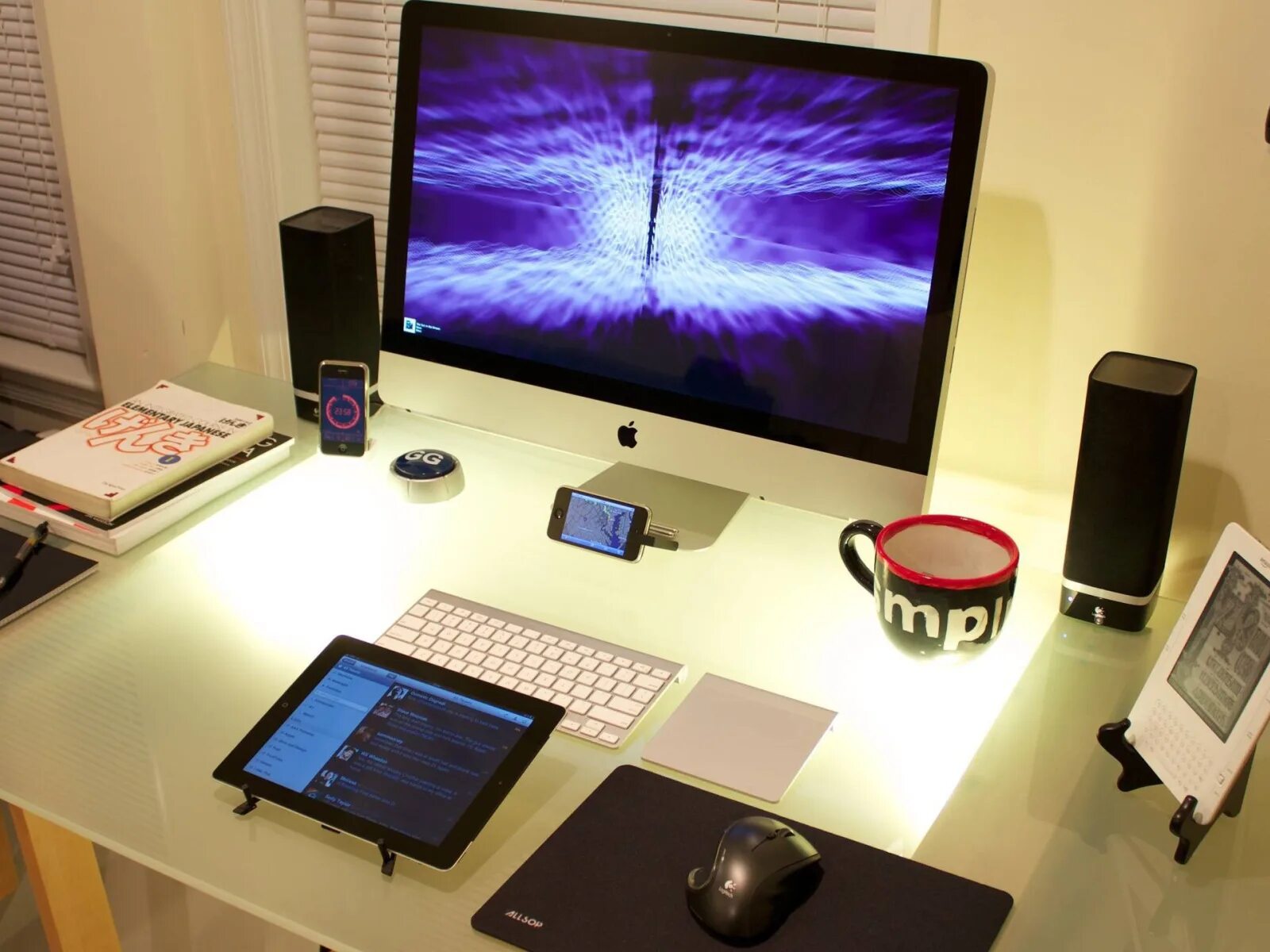 Desk Setup Apple Macbook Desk setup, Diy computer desk, Computer desk setup