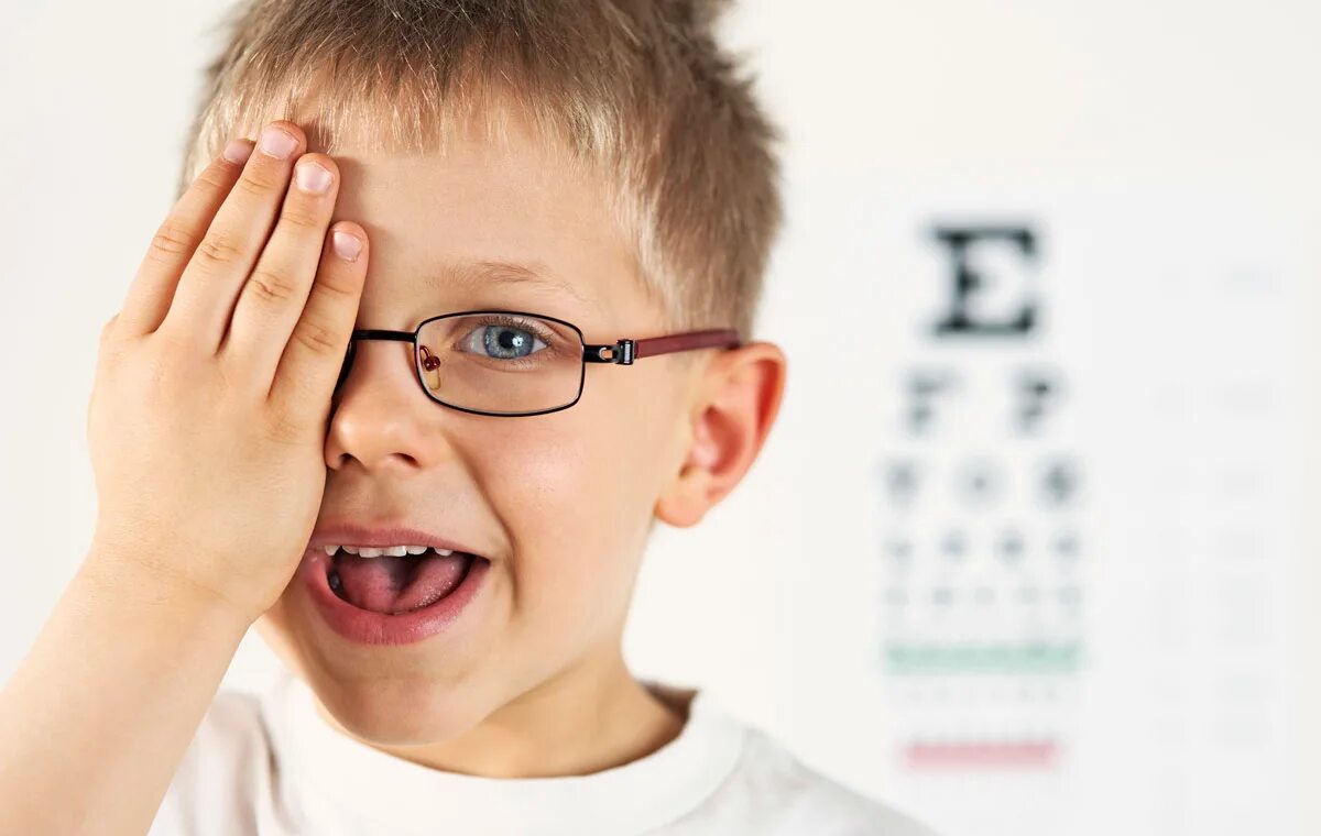Расстройство нарушение зрения. Дети в очках. Нарущения зренря умдетей. Дети в очках для зрения. Нарушение зрения.