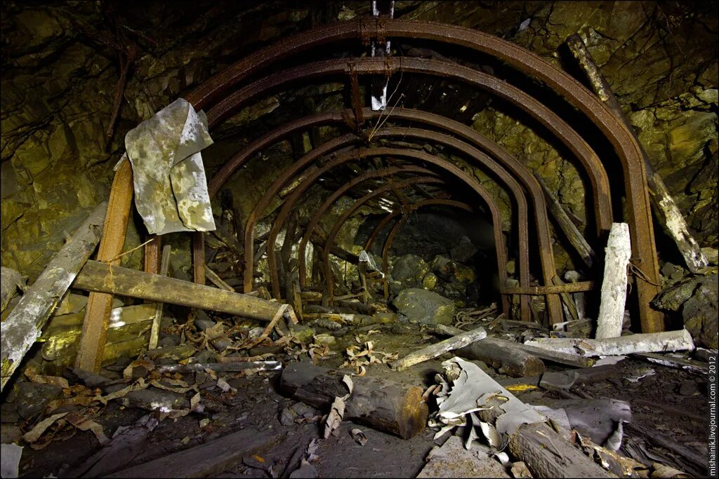 Шахта кою. Заброшенная шахта степана разина. Заброшенные рудники урала. Шахта южная глубокая новокузнецк. Североуральск свердловская область шахта.