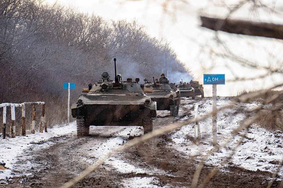 Военный ход. Российские танки на границе с Украиной. Российские войска на Украине 2021. Российские танки на границе. Танки на границе с Украиной.