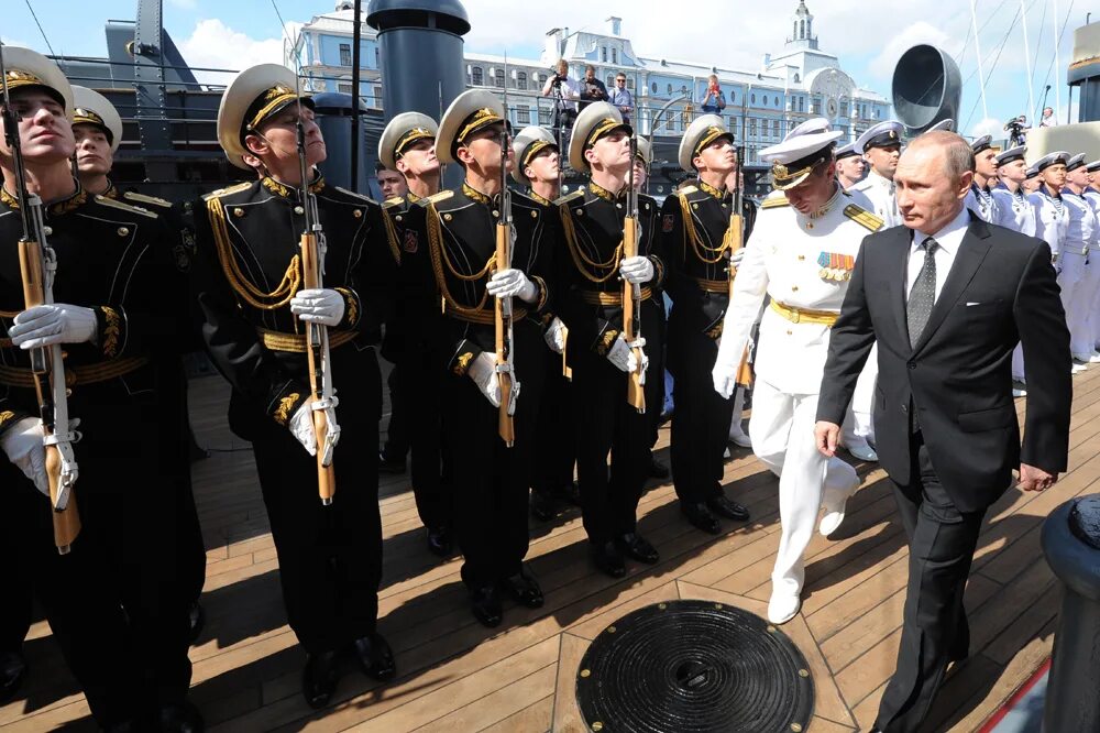 возложение венков на воду. обычай среди моряков. военный моряк. флота военно морского флота рф. военно-морские традиции.