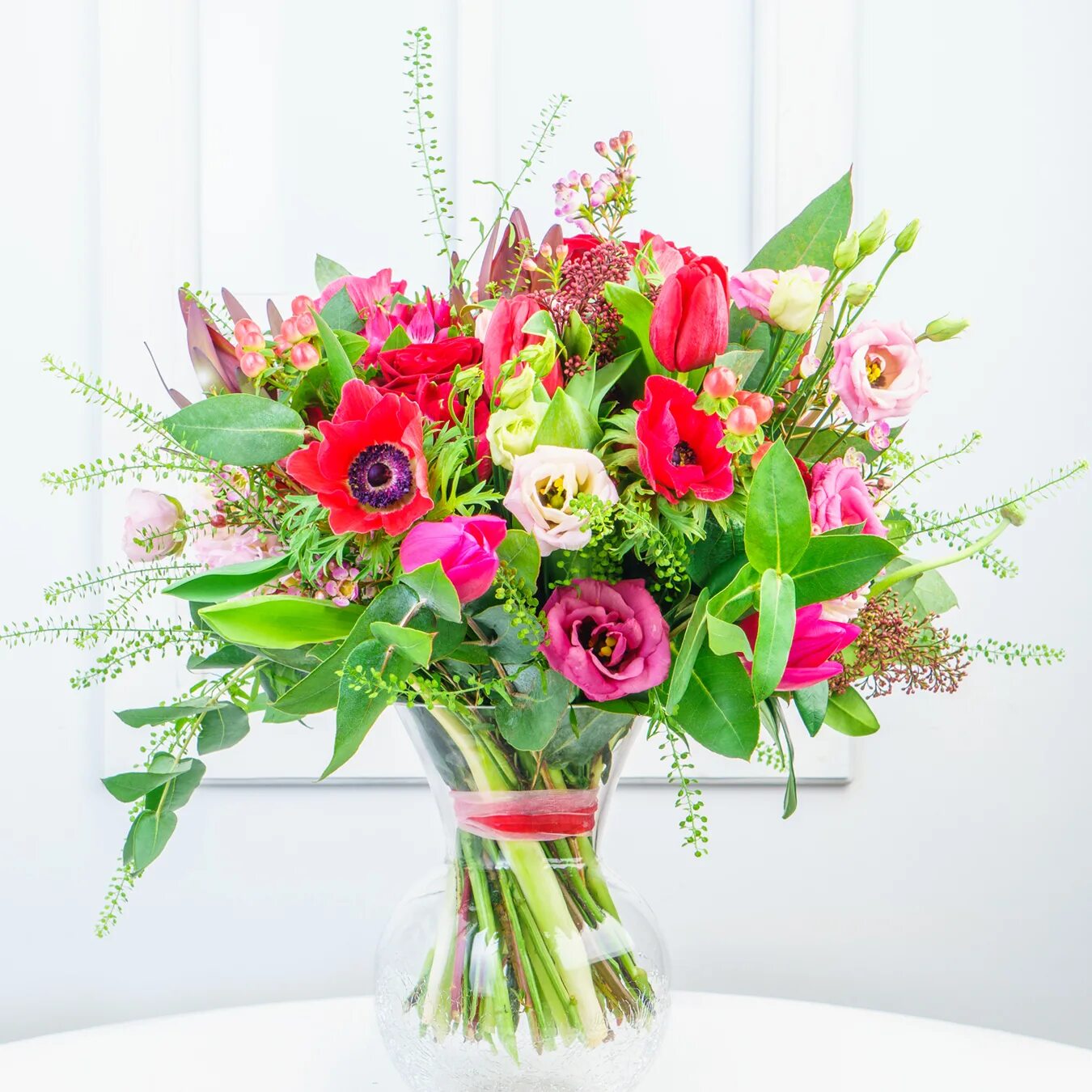 Gpo flowers. Смешанный букет с днем рождения. Букеты завернутые в флористика. Ziedi. Эстония цветы.