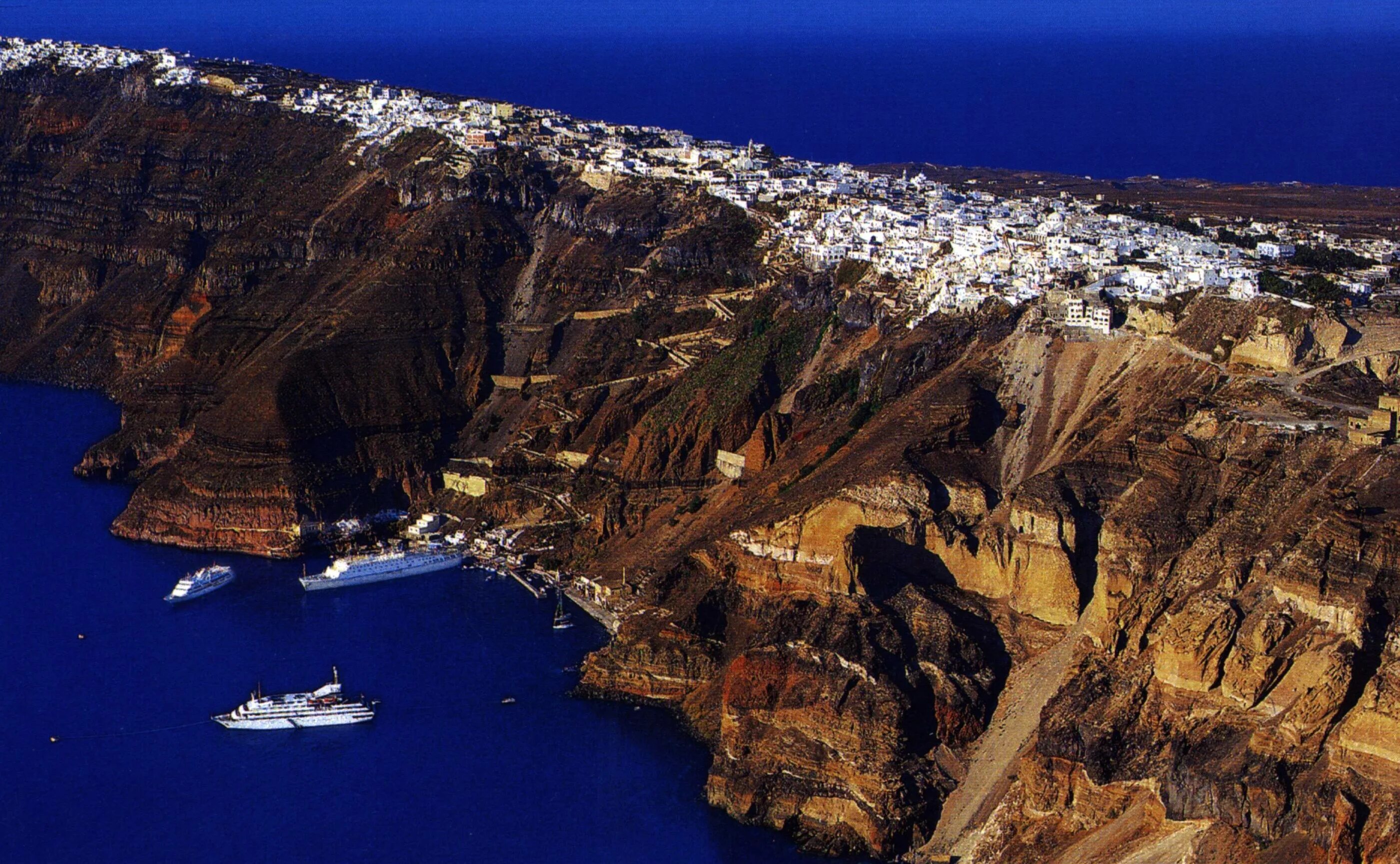 Остров фера. Остров санторини вулкан. Кальдера вулкана санторини. Вулкан санторин, греция. Санторини вулкан.