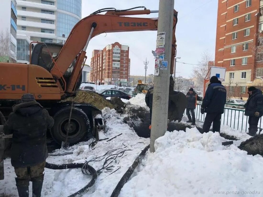 Авария на водопроводных сетях. Авария водопровод Пенза. Репортаж Коммунальная авария. Аварии на водопроводе в Ленинске Кузнецком. Пенза без воды