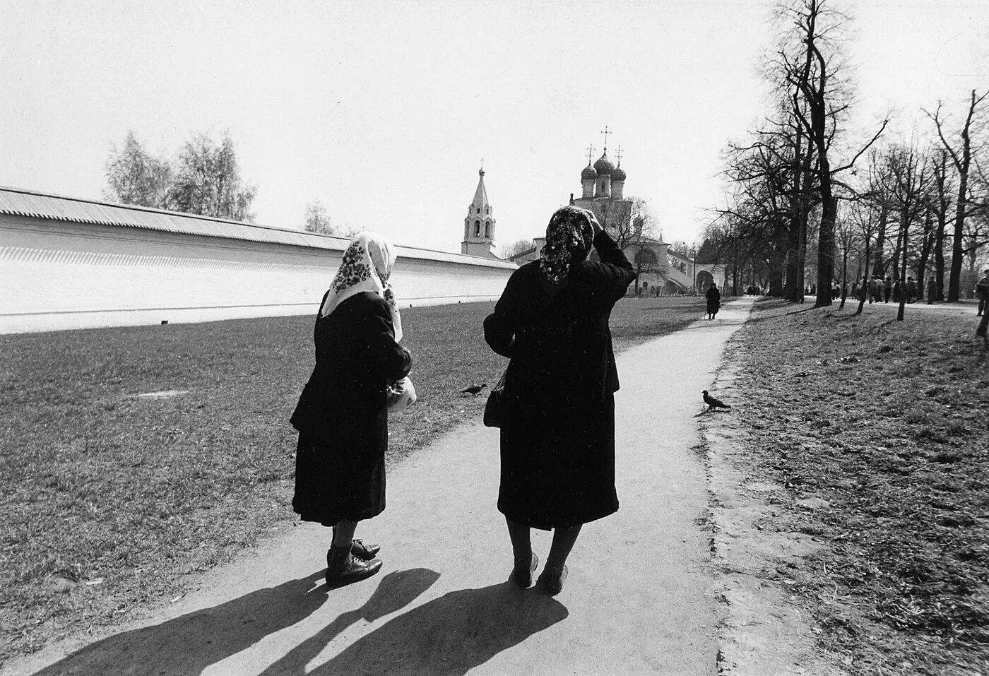 Люди идут в Церковь. Старушка в церкви. Старухи в церкви. Фотосессия в храме. Старые обиды давние надежды все зашевелилось