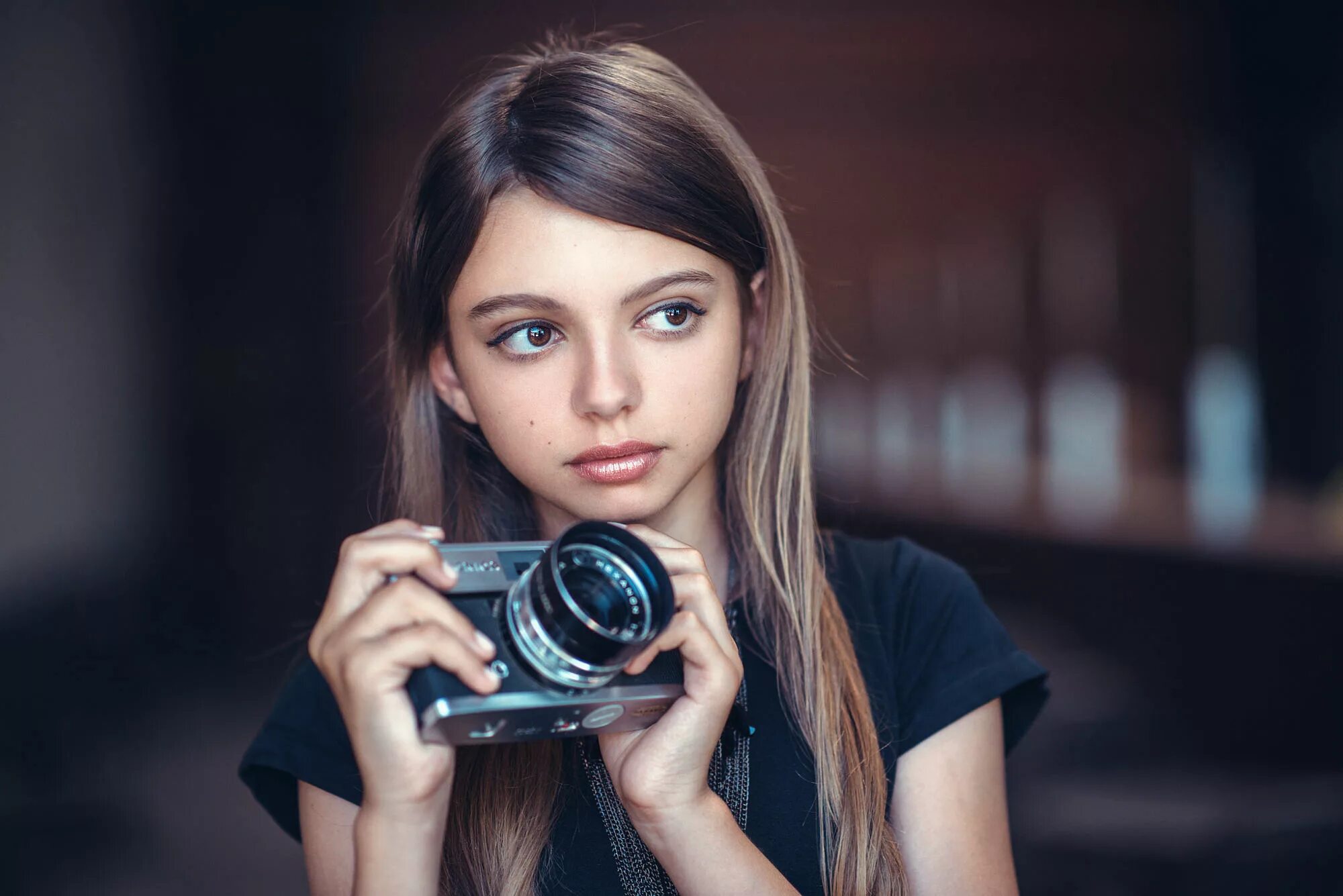 Камера девчонок. Девушка фотограф. Фотомодель с фотоаппаратом. Девушка с фотоаппаратом. Совушка с фотоаппаратом.