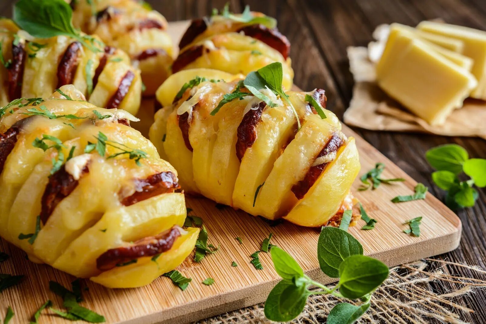 Как запечь картошку в духовке с сыром. Картофель фаршированный беконом и сыром. картофель с беконом и сыром в духовке. картошка фаршированная беконом и сыром. картошка фаршированная беконом и сыром в духовке.