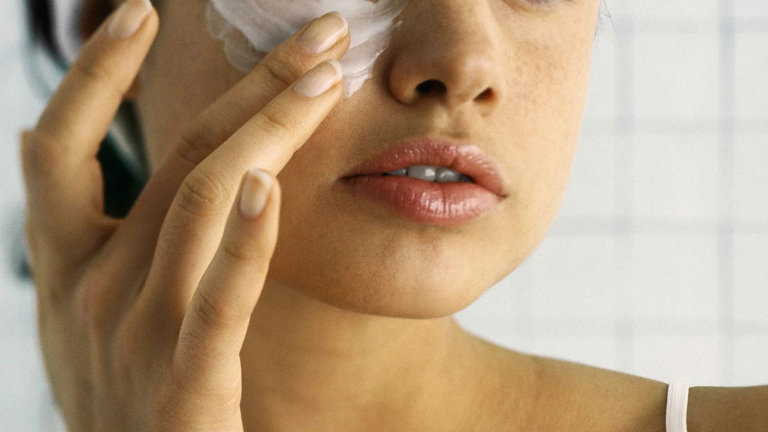 Ониходистрофия - онихолизис. Кожа отошла от ногтя возле кутикулы. Онихолитический онихомикоз. Шелушение кожи на пальцах рук. Что делать если отходит кожа.