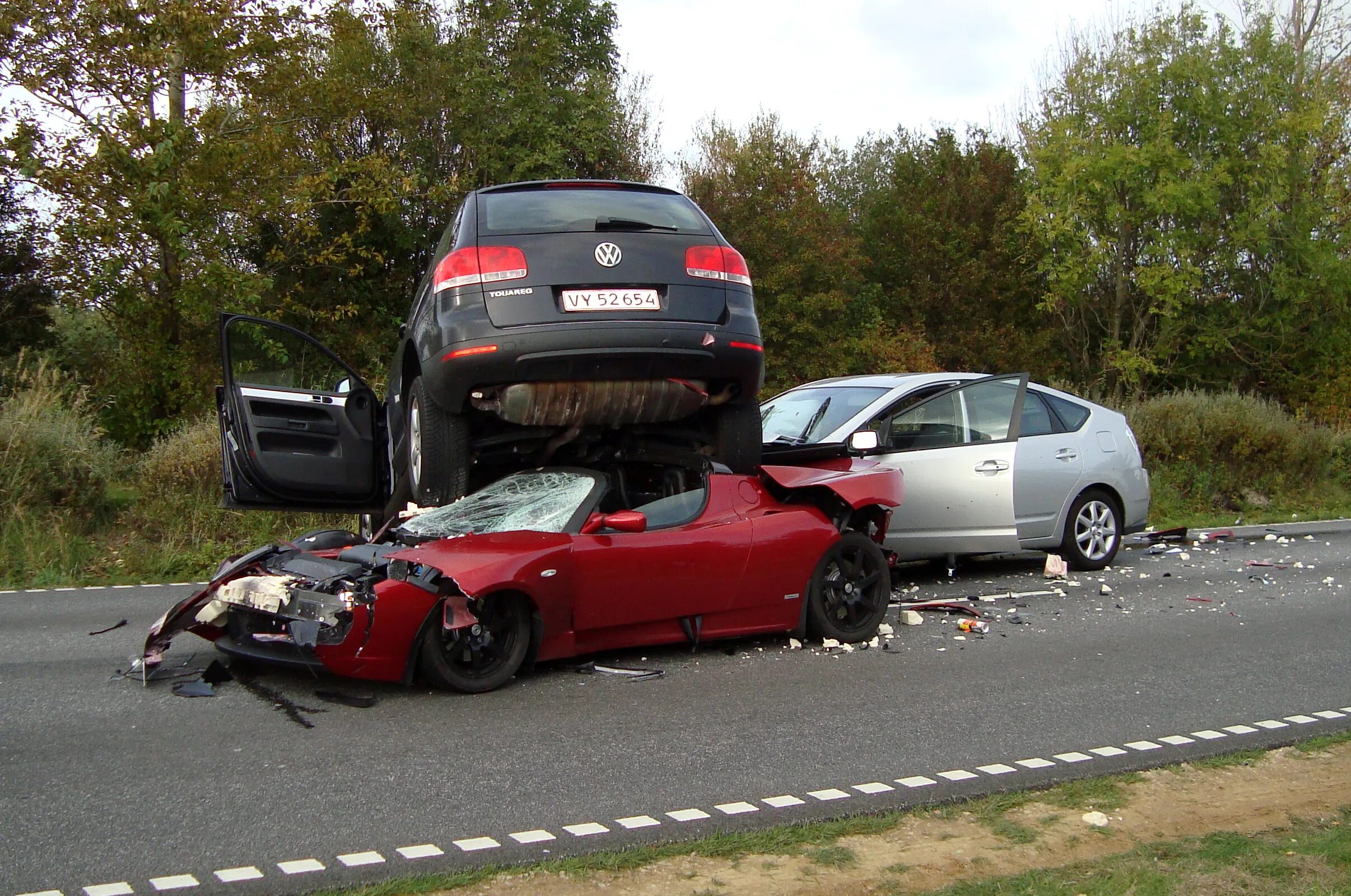 Машина в аварии фото. Разбитая машина на дороге.