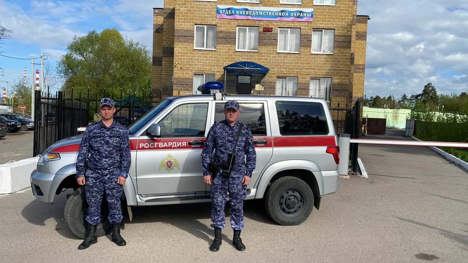 Патрулирование территории охранником. Работа в охране в раменском. Охранник кинолог. Росгвардия вневедомственная охрана. Работа в охране в раменском.