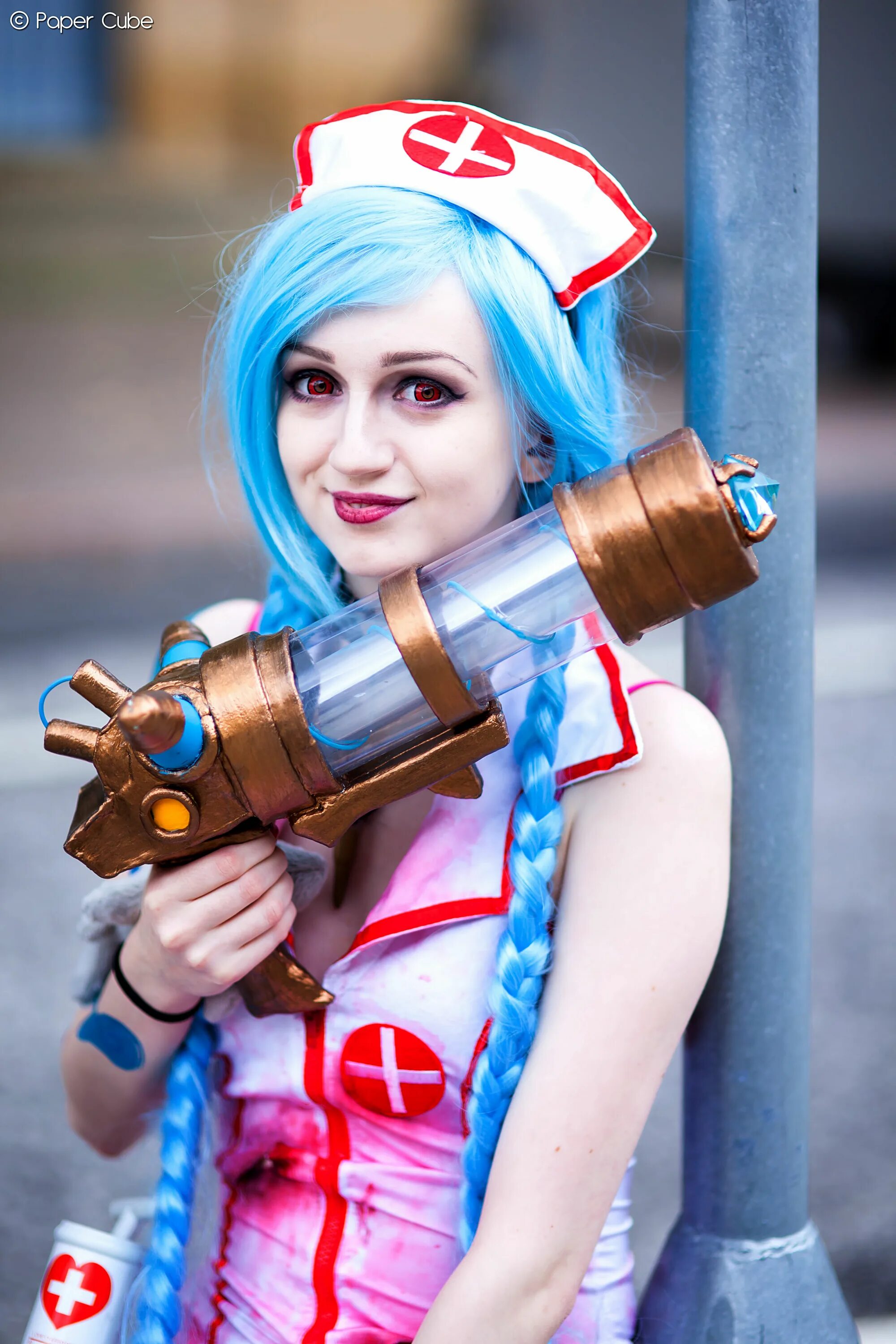 Jinx cosplay. Джинкс косплей. Джинкс и вай косплей. Jinx косплей. Джинкс косплей в полный рост.