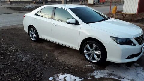 Белая камри на белых дисках