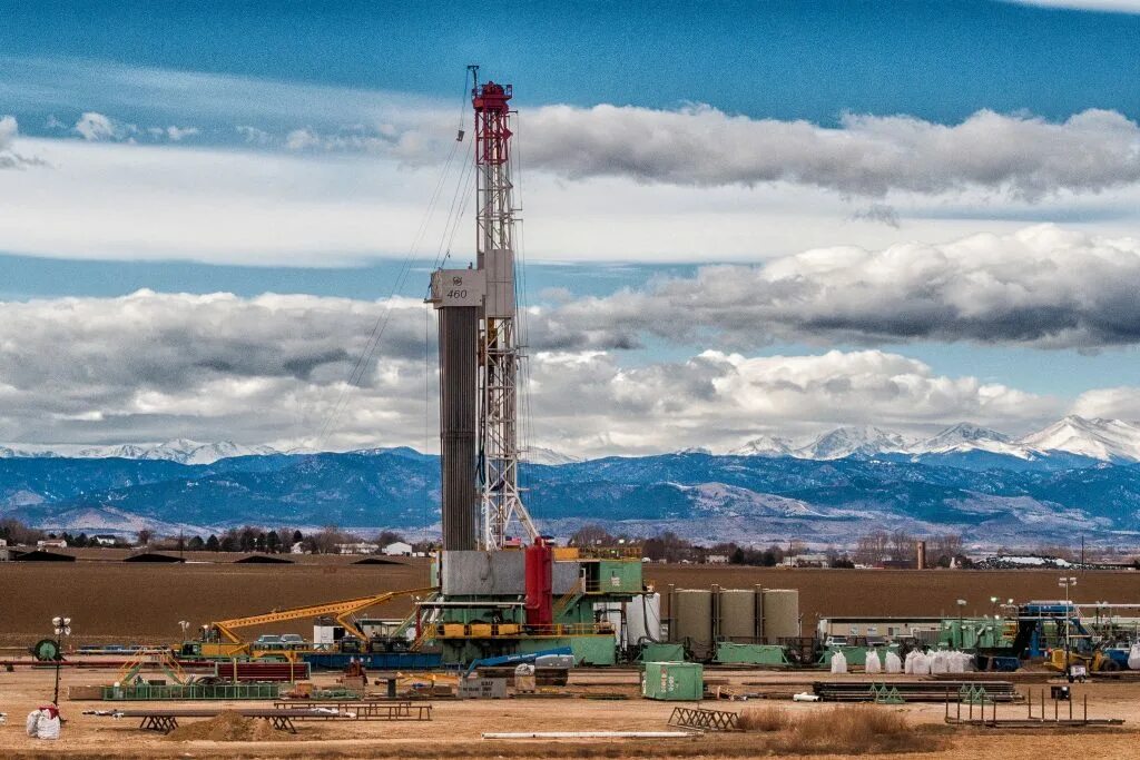 Меркурий вышка нефтяная. Китайский нефтяной насос для вышка. Буровые установки в горах. Нефтевышка на севере. Маяк нефтяного насоса the cycle.