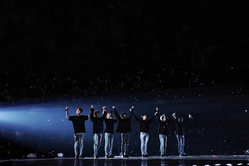 Бтс 4т лонг. Бтс кланяться арми. bts на сцене. бтс поклон. фон концерт бтс.