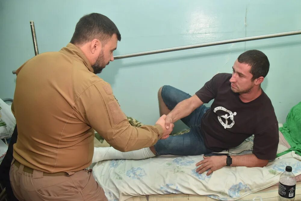 Раненый боец н или. Раненый боец в больнице. Раненый в Донецке в больнице.