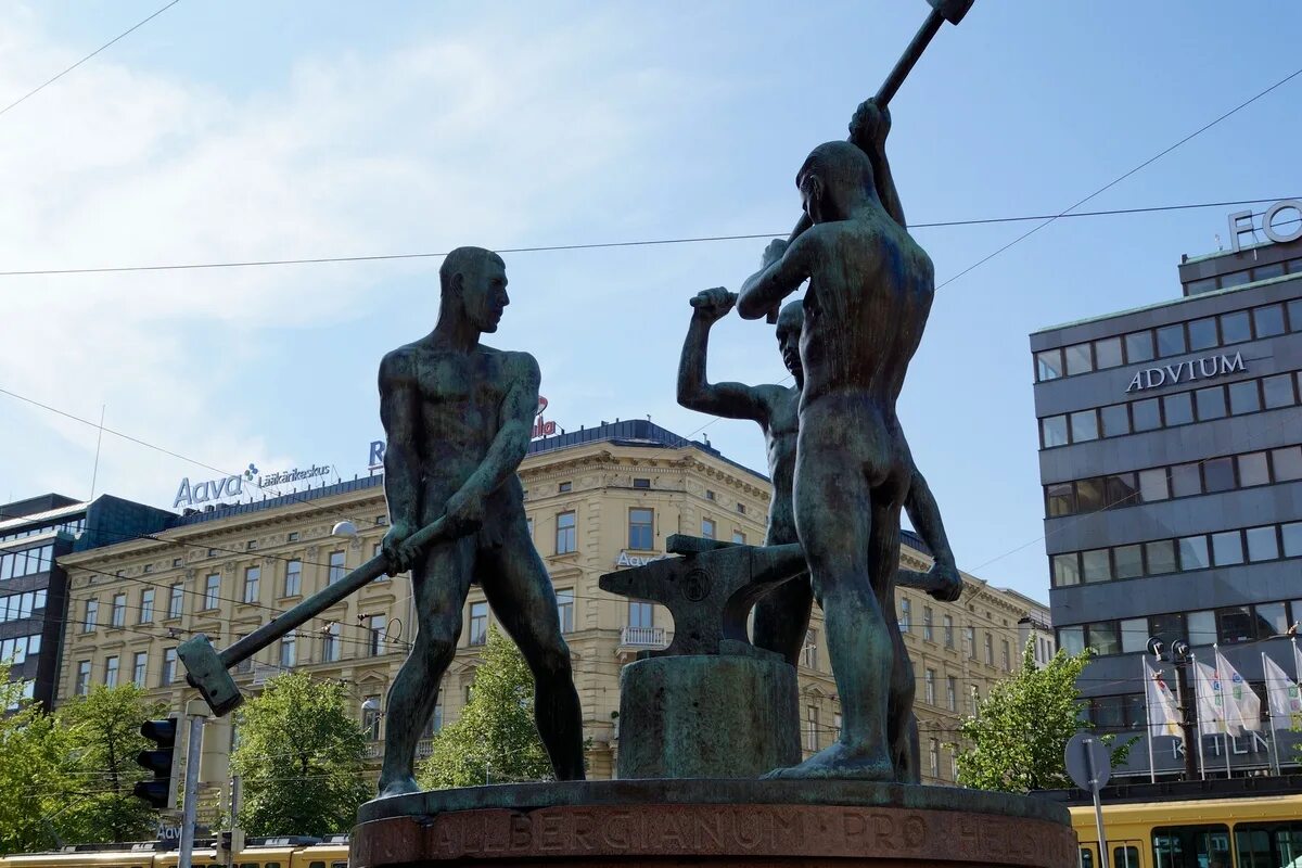 Памятник в хельсинки. Хельсинки скульптура три кузнеца. Памятник три кузнеца в Хельсинки. Памятник кузнецам в Хельсинки. Хельсинки статуи города.