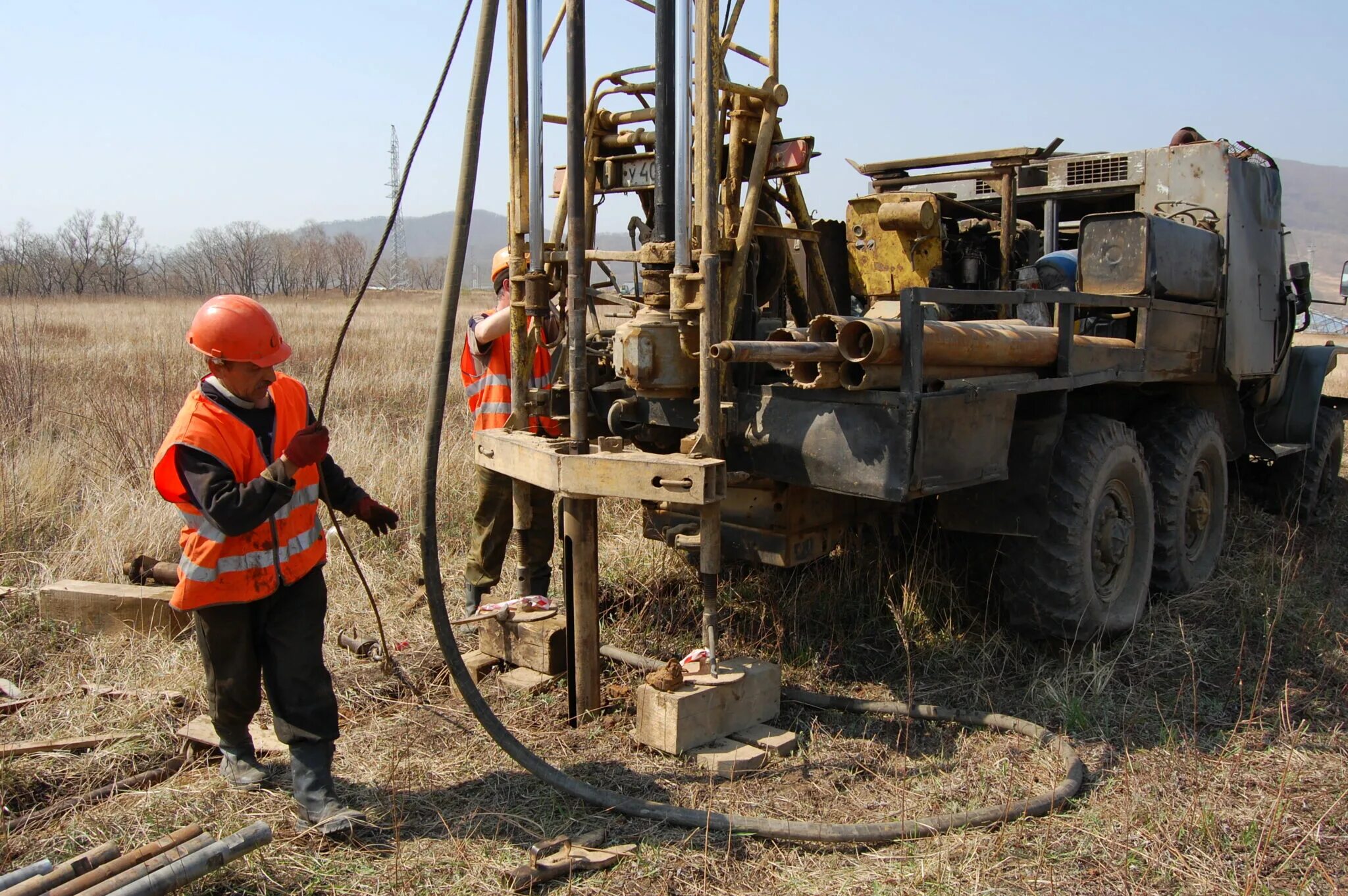 Бурение геологических скважин керн. Буровая скважина. Бурение разведочных скважин. Бурение гидрогеологических скважин. Керн геологоразведки.