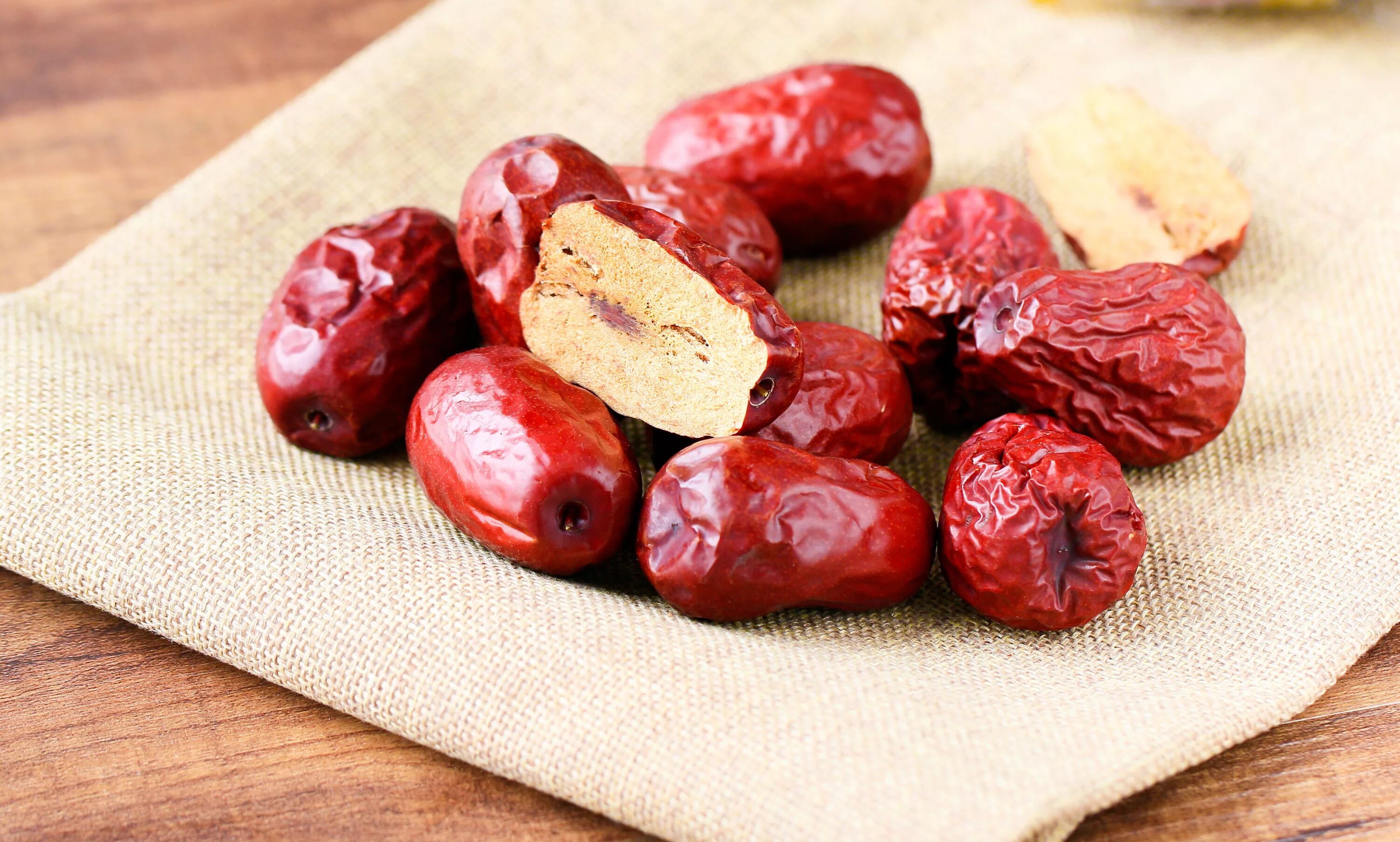 Red dates. Красные финики. Сухофрукты красный круглый. Красный сушеный фрукт. Финики не сушеные.