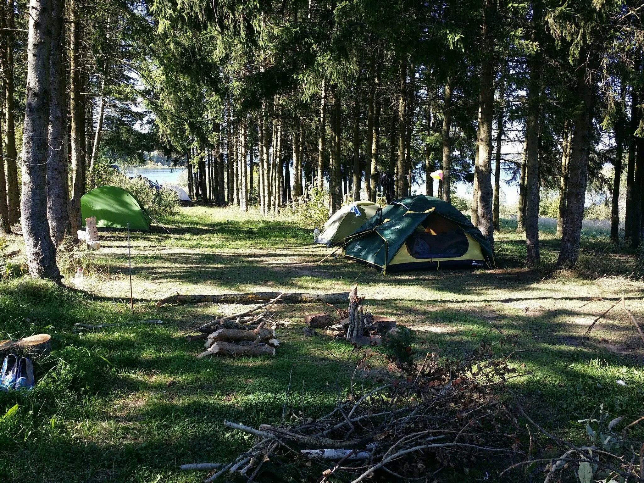 Camping в подмосковье. Озернинское водохранилище кемпинг. Озернинское водохранилище кемпинг с палаткой. Семиозерье кемпинг. Арюшина гора кемпинг.