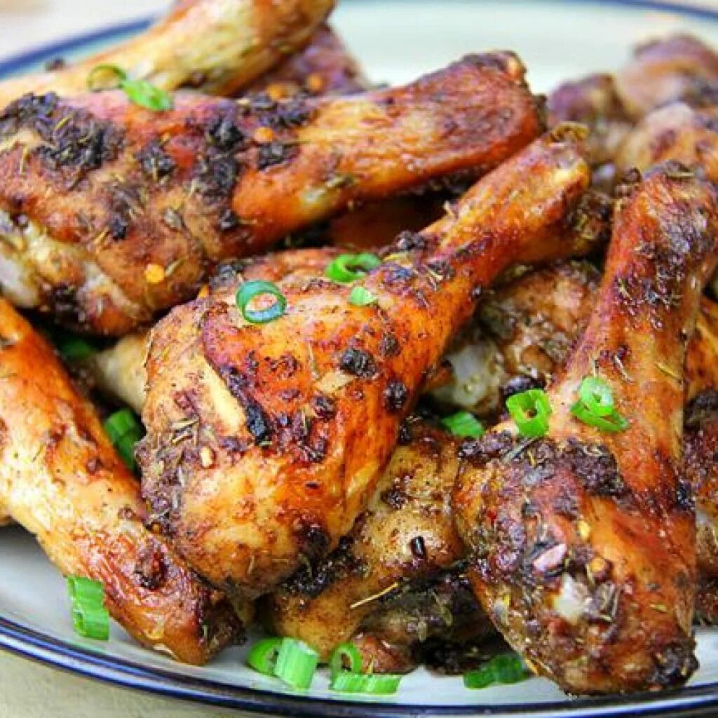 ножки куриные на сковороде с корочкой хрустящей. куриные ножки на сковороде. жареные голени на сковороде с хрустящей корочкой. голень куриная жареная с корочкой. как пожарить голень курицы на сковороде с корочкой.