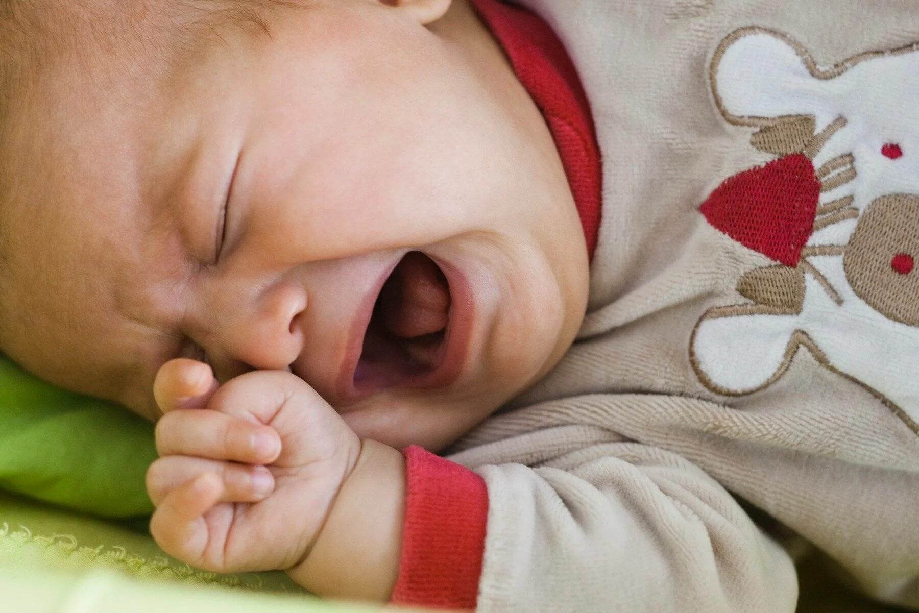 Беспокойства новорожденного. Беспокойный ребенок. Младенец плачет. Беспокойный сон у ребенка.
