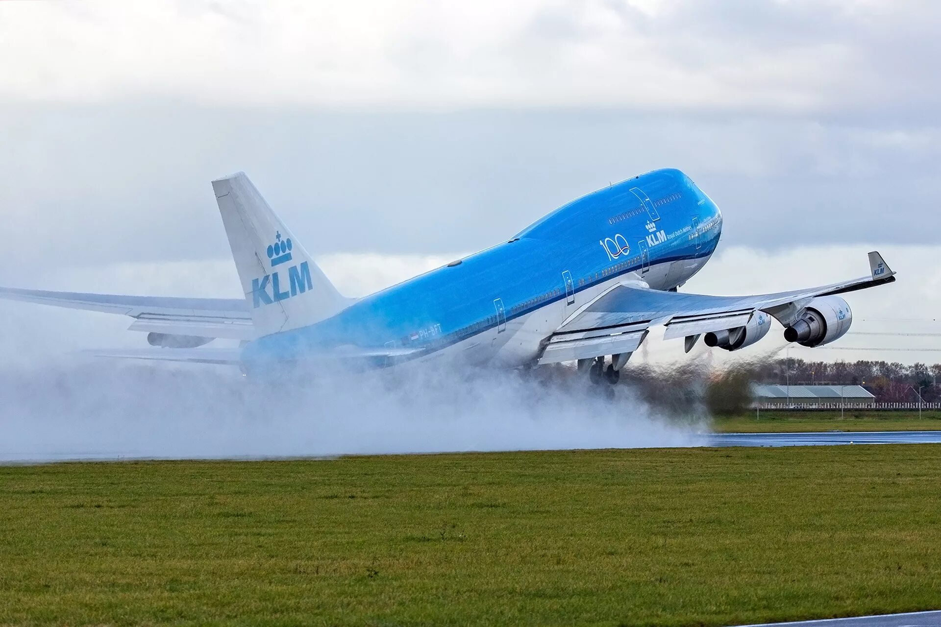 Самолеты новые вода. Авиалайнер Боинг 747. Авиалайнер Boeing 747-8. Самолет Боинг 747 КЛМ. Боинг 747 приземлился.