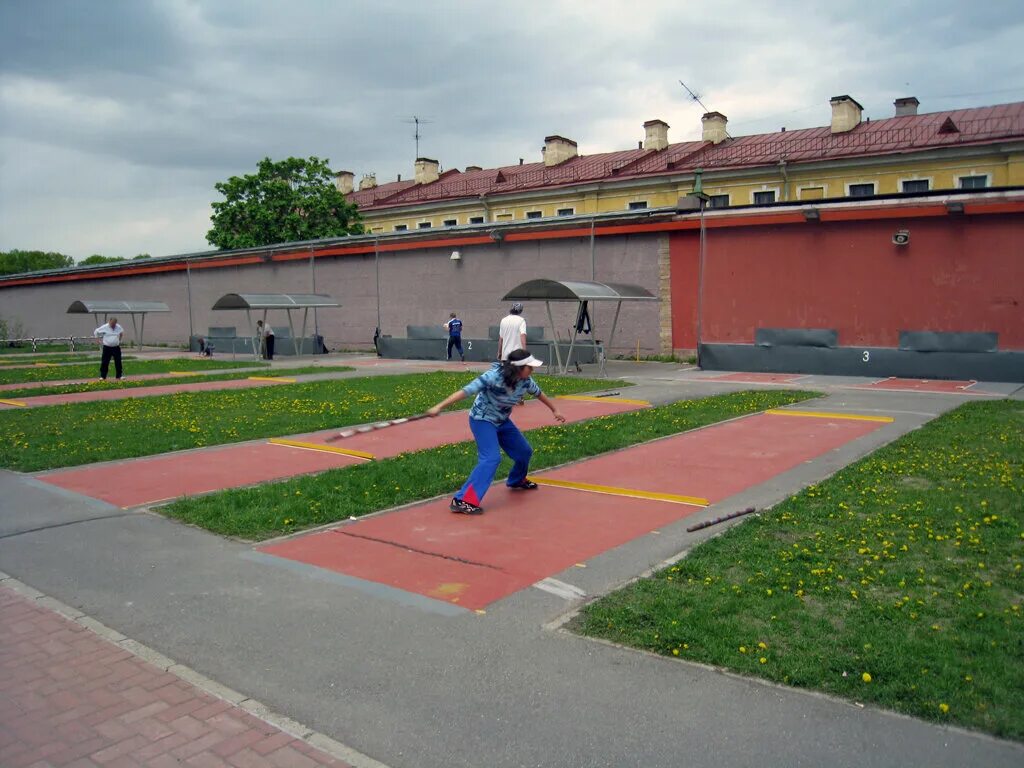 Городки Петропавловская крепость. Городошная площадка в Петропавловской крепости. Городошный спорт у Петропавловки. Площадка городки в Петропавловской крепости. Городки в помещении