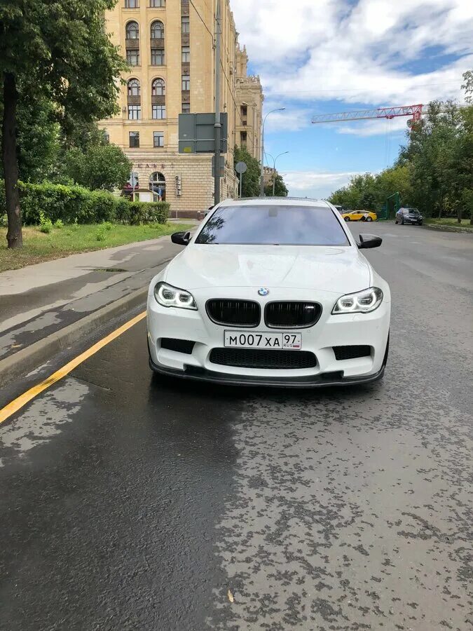 Купить м5 в россии. БМВ ф10. БМВ м5 Москва. BMW f10 Moscow. БМВ 5 f10 белая в Москве.