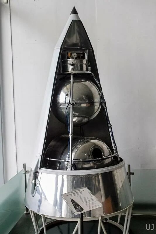 Второй советский спутник. Спутник 2 лайка. Спутник-2 космический аппарат. Спутник-2 искусственный Спутник.