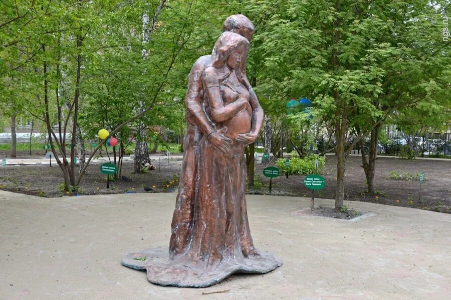 В новосибирске женщина с ребенком. Памятник материнству в новосибирске. Дети на площадке. Машины в братске. Сбили женщину в новосибирске.