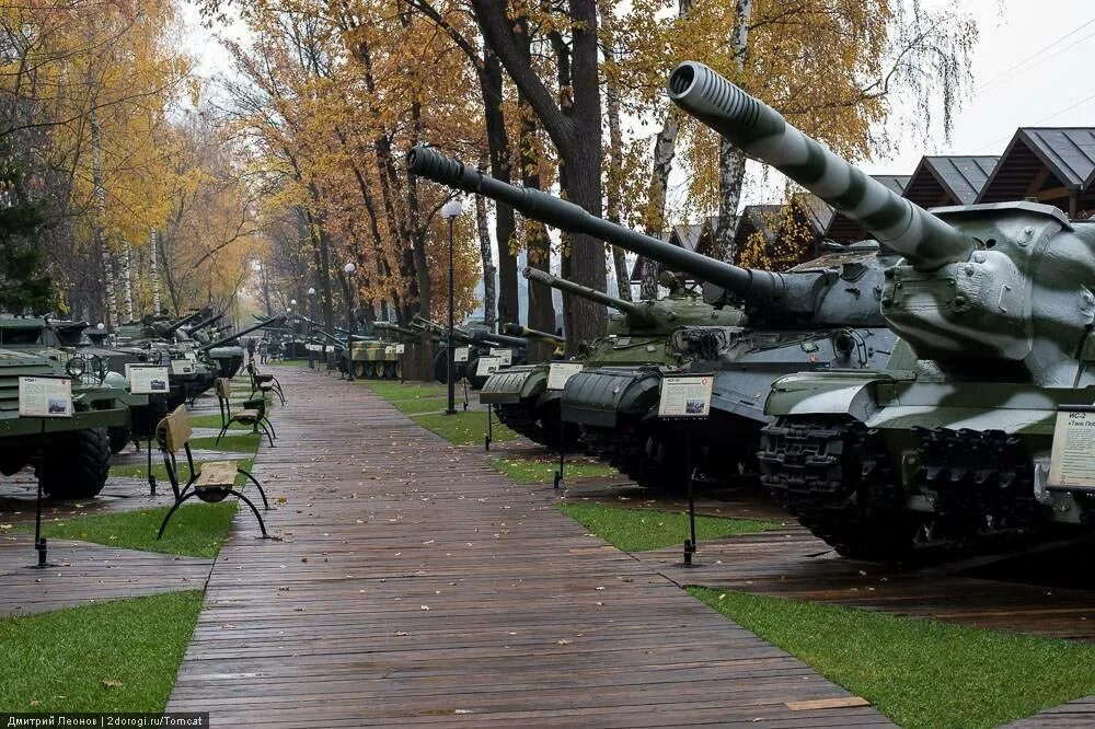Аллея танков. Омск черемушки 14 военный городок. Музей военной техники варшава. Аллея танков. Аллея танков.