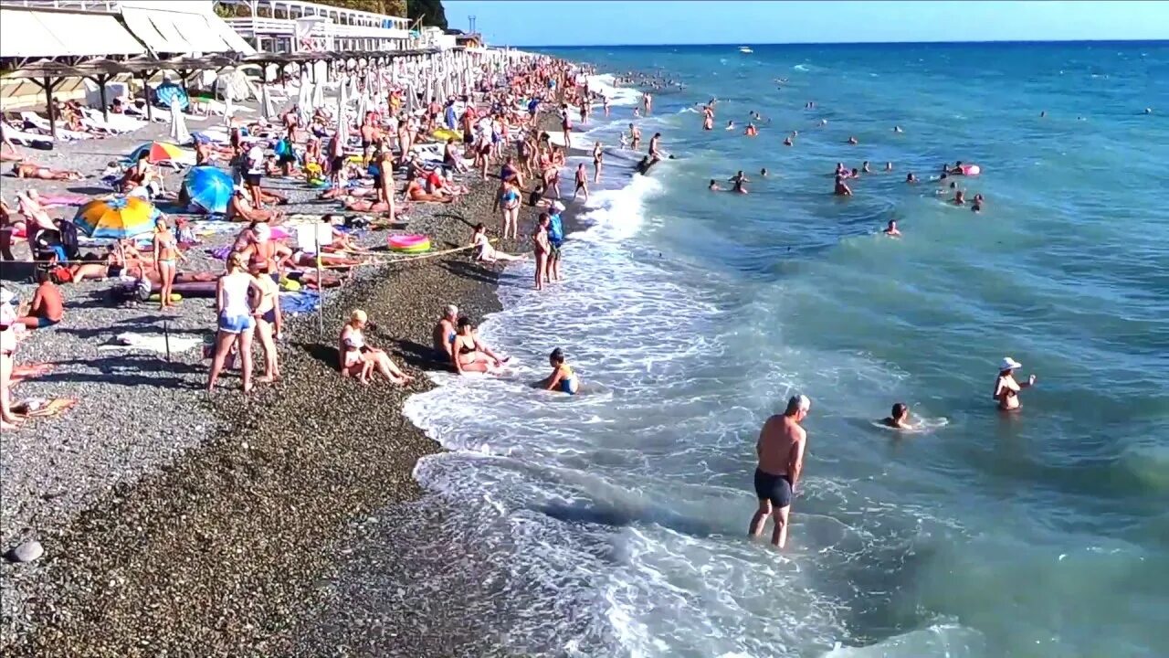 Температура воды в лазаревском сегодня. Черное море Лазаревское. Море в Лазаревском сейчас. Сочи пляж сентябрь. Море в Сочи в сентябре.