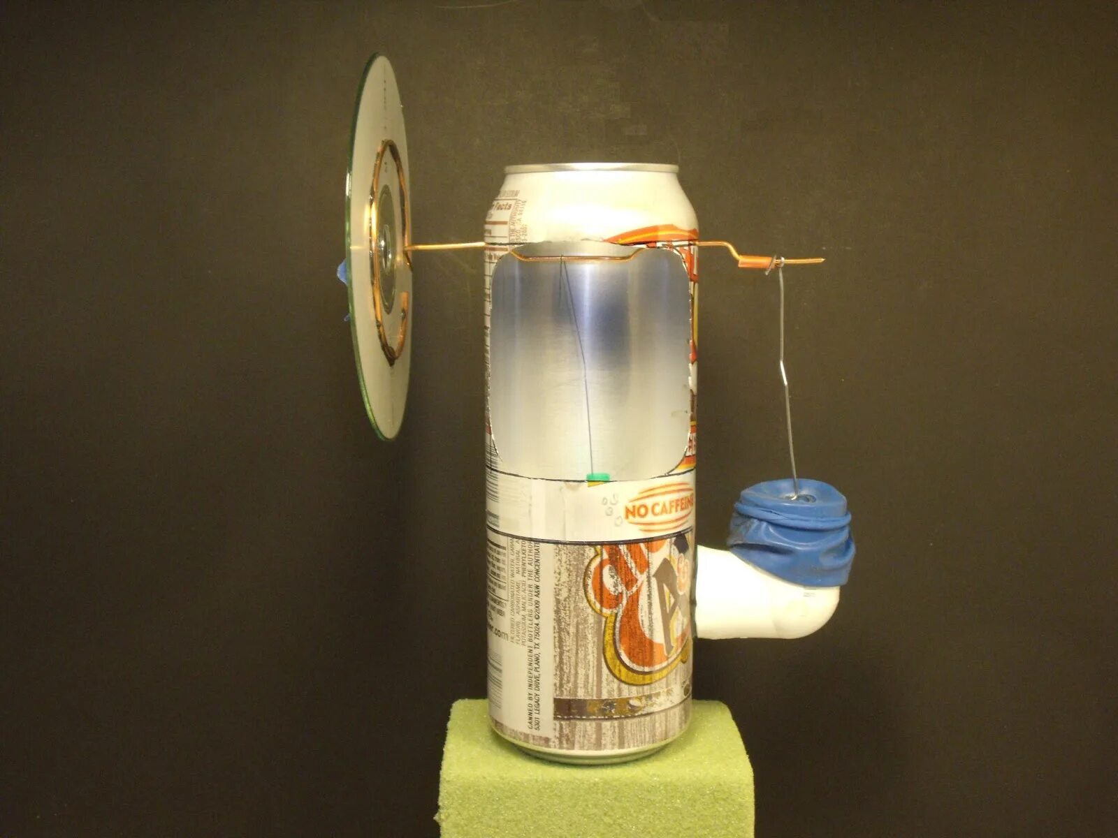 Что можно сделать из под банки энергетика. Двигатель Стирлинга из пивных банок. Поделки из банок Энергетиков. Фигурки из банок Энергетиков. Двигатель Стирлинга из консервной банки