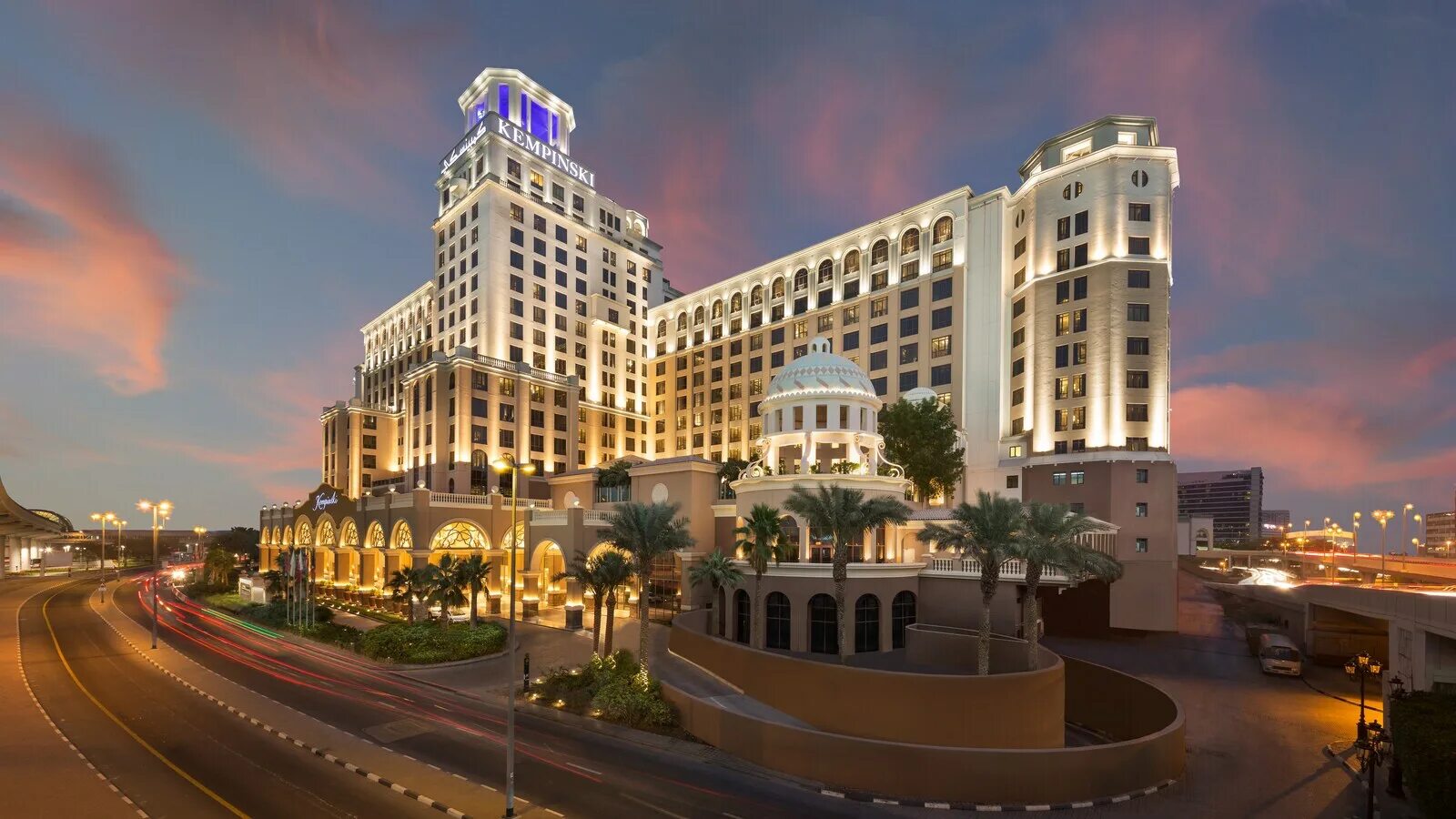 Luxury city. Кемпинский Молл Дубай. Кемпинский отель Дубай. Kempinski Hotel Mall of the Emirates 5. Mall of the Emirates в Дубае.
