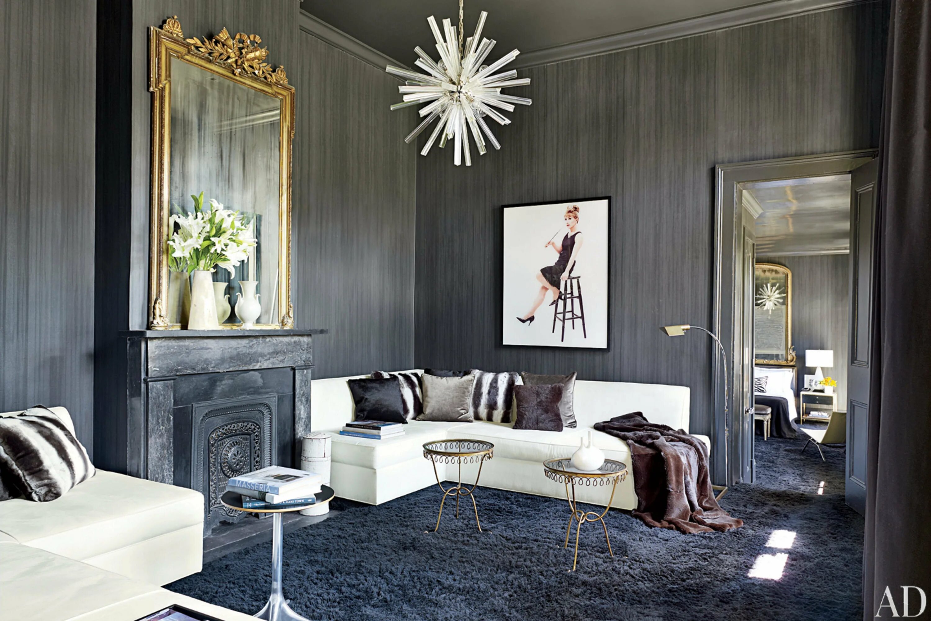 Белый камин в интерьере гостиной деревянного дома. Виктория власова интерьеры. Красивый интерьер. Колониальный стиль тони джонса. Голландский колониальный стиль.