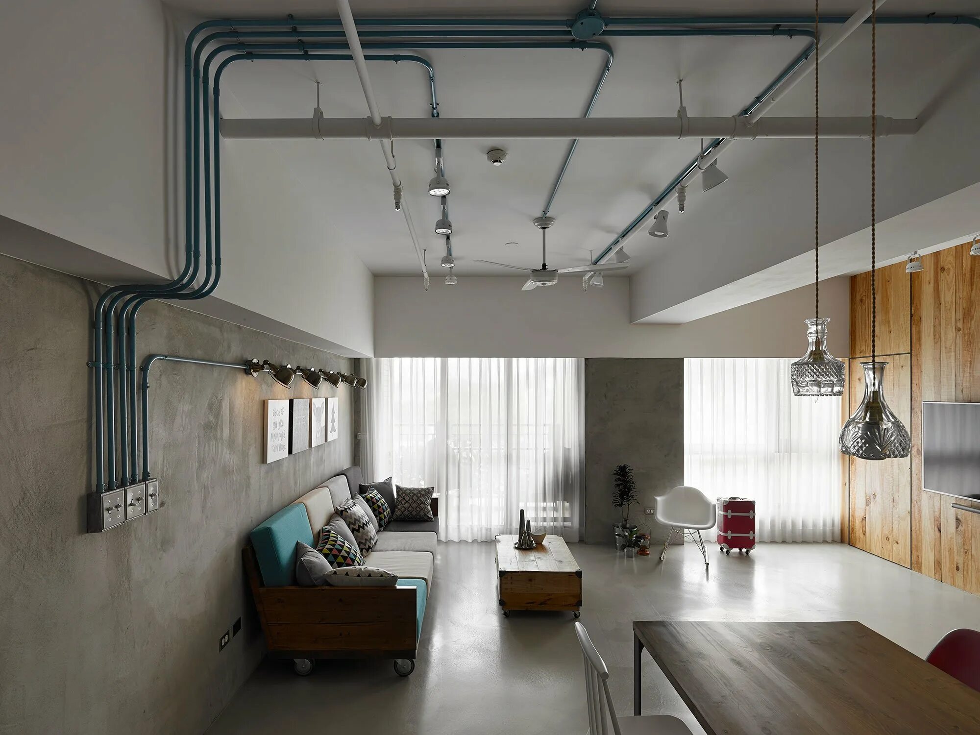 Светильник трековый stylish loft. Отделка потолка ламинатом. Дизайнерский потолок из дерева. Бетонный пол лофт. Кабель канал лофт потолок бетон.