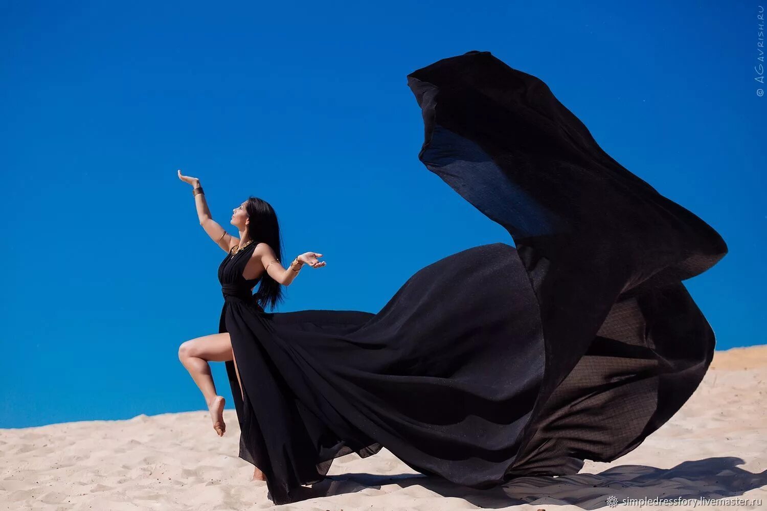 платье с длинным шлейфом. платье развевается на ветру. фотосессия со шлейфом. платье со шлейфом для фотосессии. девушка в длинном платье.